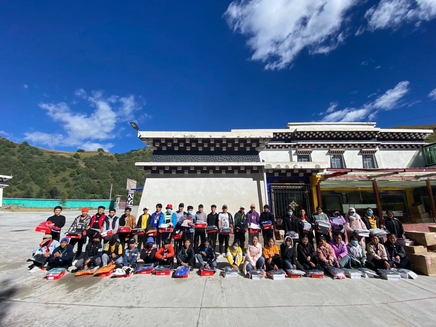 云顶集团(中国区)官方网站公益回顾丨家国同欢月同圆 温暖满载甘孜州(图8)